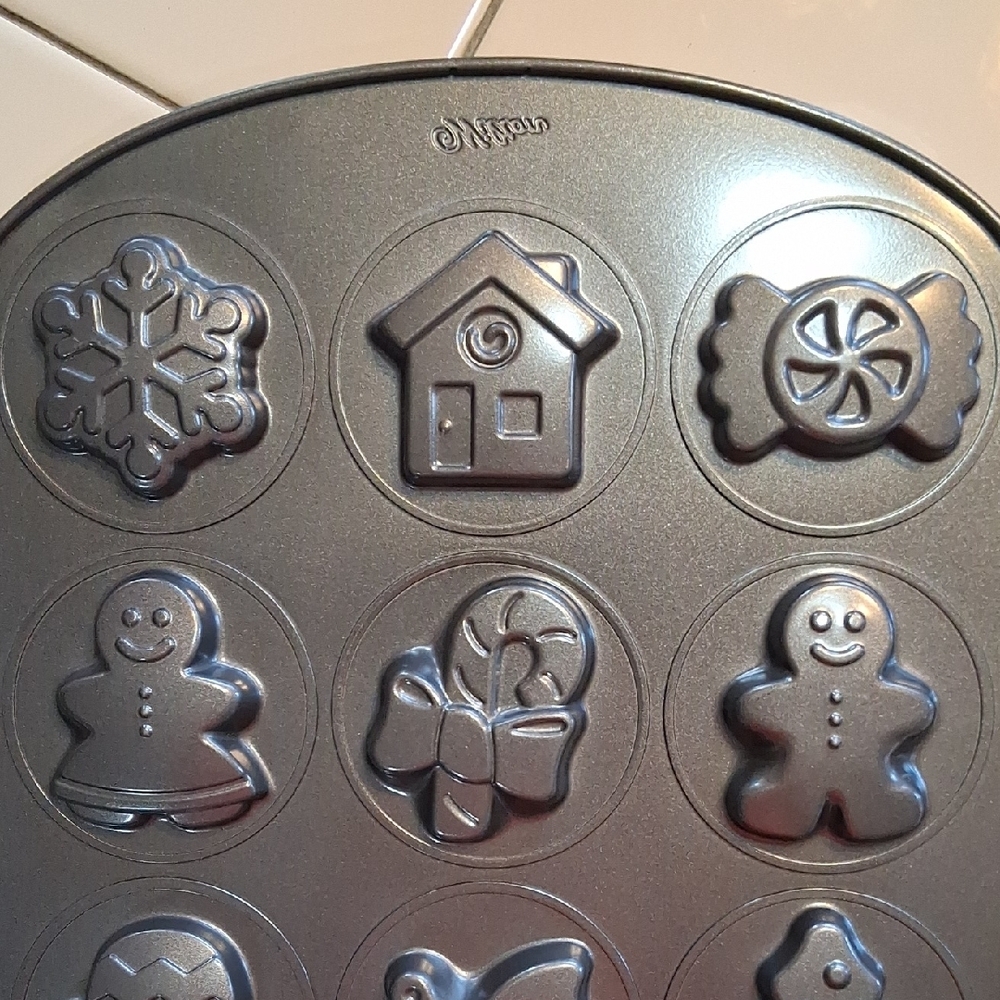 Wilton Holiday Mini Muffin Pan in Metallic Gray - Picture 6 of 9